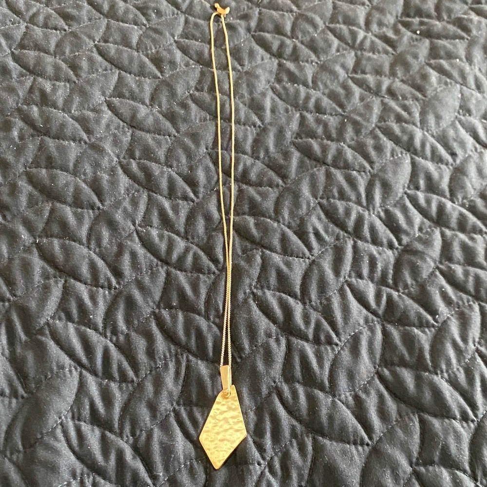 Elegant Gold Kendra Scott Pendant Necklace